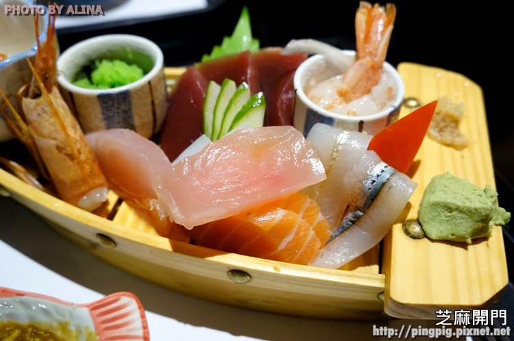 【花蓮美食】芝麻開門日式料理｜用船裝的整咖生魚片刺身定食 @Alina 愛琳娜