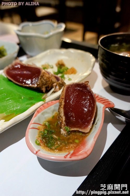 【花蓮美食】芝麻開門日式料理｜用船裝的整咖生魚片刺身定食 @Alina 愛琳娜
