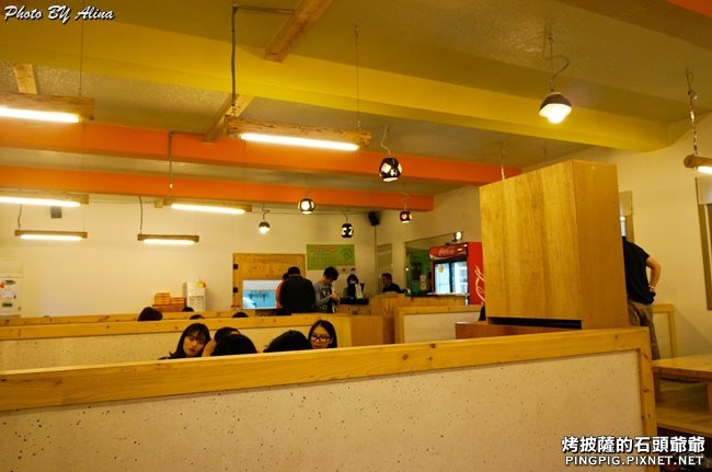 【濟州島美食】烤披薩的石頭爺爺 地瓜+烤黑豬肉披薩超好吃 @Alina 愛琳娜 烤披薩的石頭爺爺內用座位