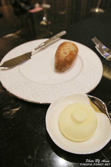 【台北美食】DE LOIN 德朗餐廳|三星米其林等級的法式饗宴 @Alina 愛琳娜 餐前麵包