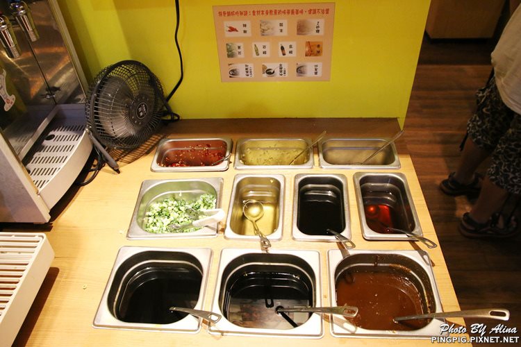 【新北食記】鬼椒一番鍋板橋店|肉骨茶小排鍋 免飛新加坡就能吃 @Alina 愛琳娜 醬料區