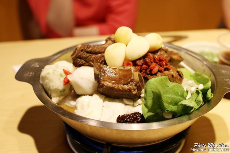 【新北食記】鬼椒一番鍋板橋店|肉骨茶小排鍋 免飛新加坡就能吃 @Alina 愛琳娜 【新北食記】鬼椒一番鍋板橋店|肉骨茶小排鍋 免飛新加坡就能吃 @Alina 愛琳娜