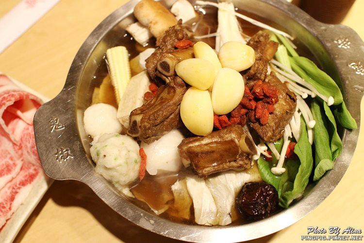 【新北食記】鬼椒一番鍋板橋店|肉骨茶小排鍋 免飛新加坡就能吃 @Alina 愛琳娜 【新北食記】鬼椒一番鍋板橋店|肉骨茶小排鍋 免飛新加坡就能吃 @Alina 愛琳娜