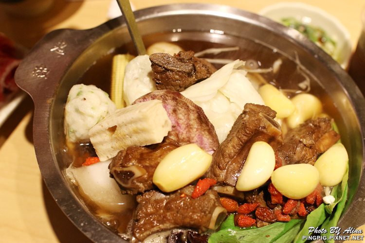 【新北食記】鬼椒一番鍋板橋店|肉骨茶小排鍋 免飛新加坡就能吃 @Alina 愛琳娜 【新北食記】鬼椒一番鍋板橋店|肉骨茶小排鍋 免飛新加坡就能吃 @Alina 愛琳娜