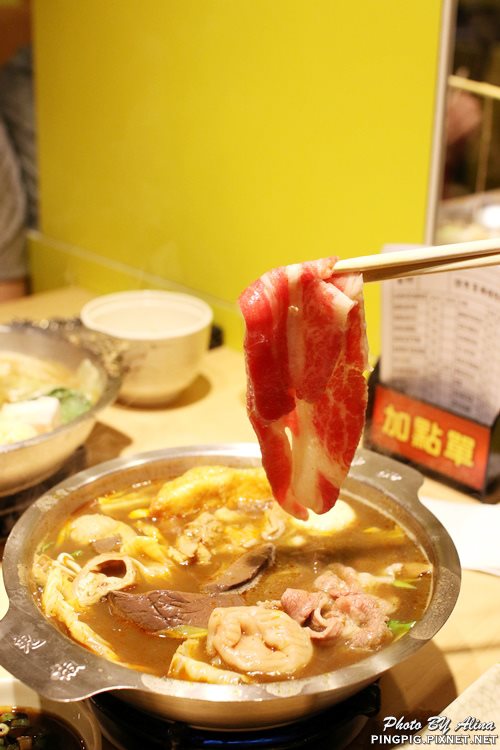 【新北食記】鬼椒一番鍋板橋店｜肉骨茶小排鍋 免飛新加坡就能吃 @Alina 愛琳娜