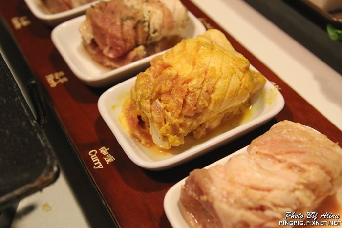 【首爾美食】新村八色烤肉｜一次滿足八種口味豬五花烤肉大餐