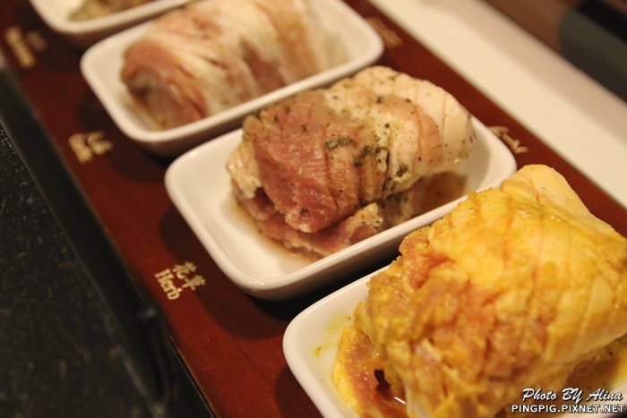 【首爾美食】新村八色烤肉｜一次滿足八種口味豬五花烤肉大餐