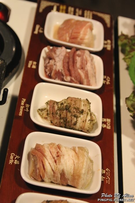 【首爾美食】新村八色烤肉｜一次滿足八種口味豬五花烤肉大餐