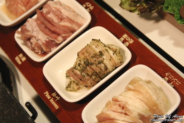 【首爾美食】新村八色烤肉｜一次滿足八種口味豬五花烤肉大餐