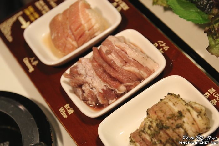 【首爾美食】新村八色烤肉｜一次滿足八種口味豬五花烤肉大餐