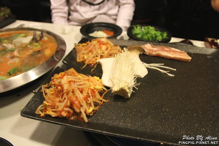 【首爾美食】新村八色烤肉｜一次滿足八種口味豬五花烤肉大餐