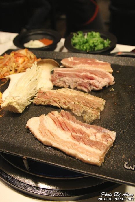 【首爾美食】新村八色烤肉｜一次滿足八種口味豬五花烤肉大餐
