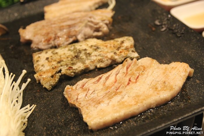 【首爾美食】新村八色烤肉｜一次滿足八種口味豬五花烤肉大餐