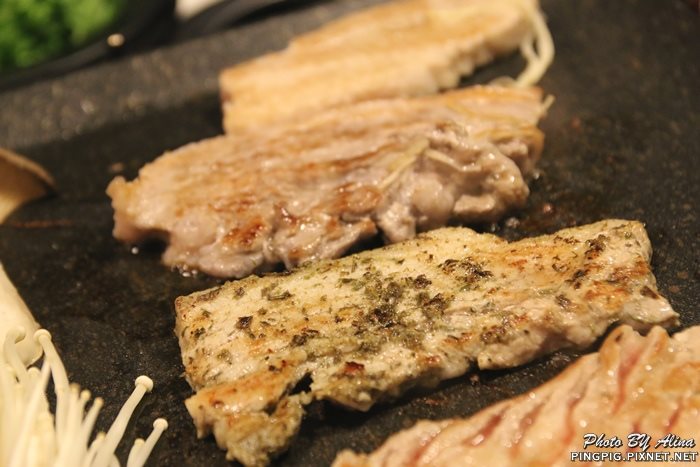【首爾美食】新村八色烤肉｜一次滿足八種口味豬五花烤肉大餐