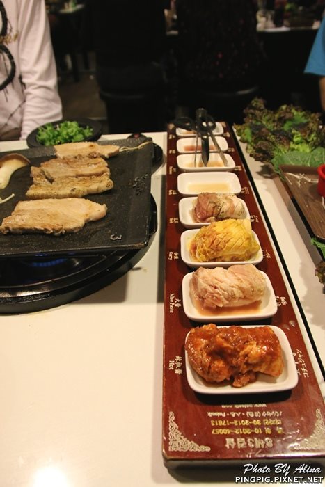 【首爾美食】新村八色烤肉｜一次滿足八種口味豬五花烤肉大餐