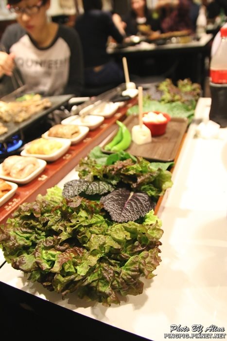 【首爾美食】新村八色烤肉｜一次滿足八種口味豬五花烤肉大餐