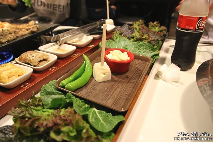 【首爾美食】新村八色烤肉｜一次滿足八種口味豬五花烤肉大餐