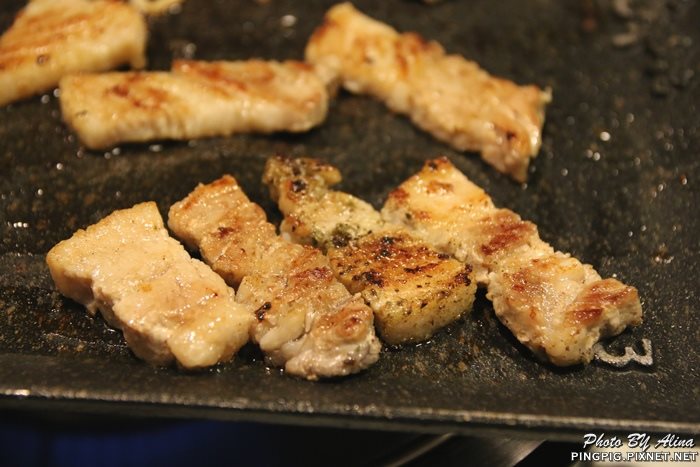【首爾美食】新村八色烤肉｜一次滿足八種口味豬五花烤肉大餐
