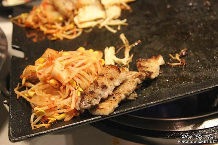【首爾美食】新村八色烤肉｜一次滿足八種口味豬五花烤肉大餐