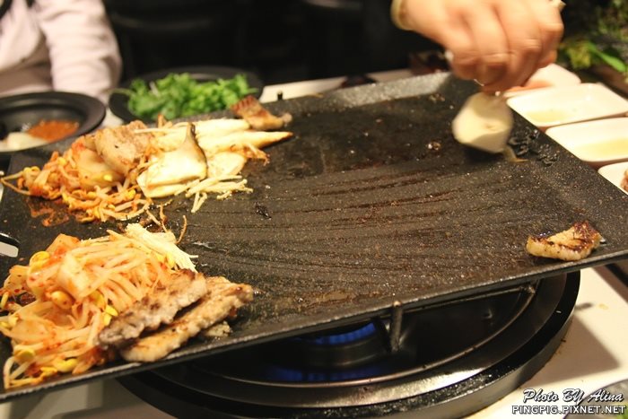 【首爾美食】新村八色烤肉｜一次滿足八種口味豬五花烤肉大餐