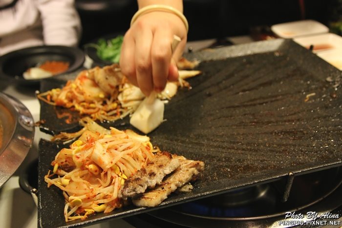 【首爾美食】新村八色烤肉｜一次滿足八種口味豬五花烤肉大餐