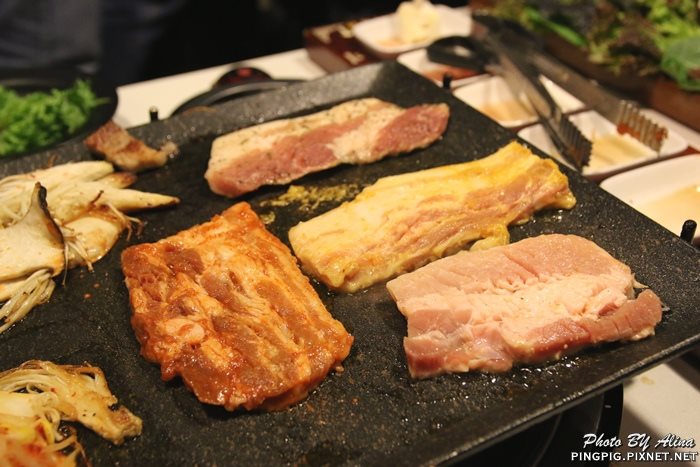 【首爾美食】新村八色烤肉｜一次滿足八種口味豬五花烤肉大餐