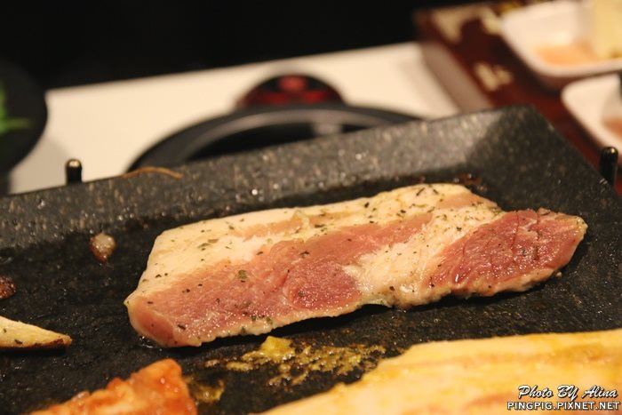 【首爾美食】新村八色烤肉｜一次滿足八種口味豬五花烤肉大餐