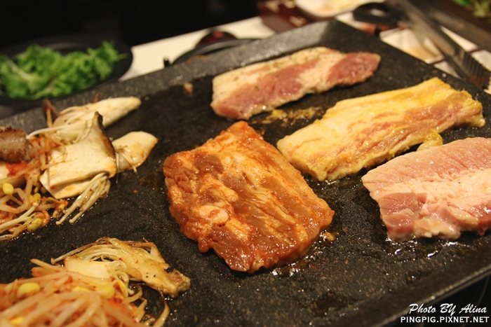 【首爾美食】新村八色烤肉｜一次滿足八種口味豬五花烤肉大餐