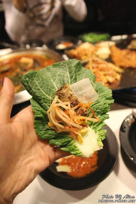 【首爾美食】新村八色烤肉｜一次滿足八種口味豬五花烤肉大餐