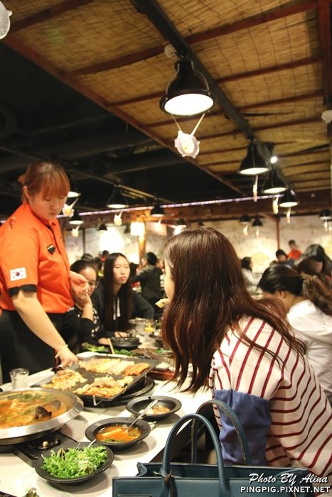 【首爾美食】新村八色烤肉｜一次滿足八種口味豬五花烤肉大餐