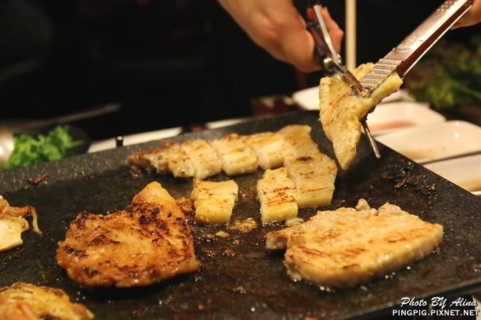 【首爾美食】新村八色烤肉｜一次滿足八種口味豬五花烤肉大餐