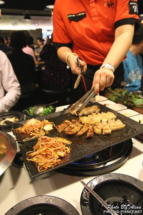 【首爾美食】新村八色烤肉｜一次滿足八種口味豬五花烤肉大餐