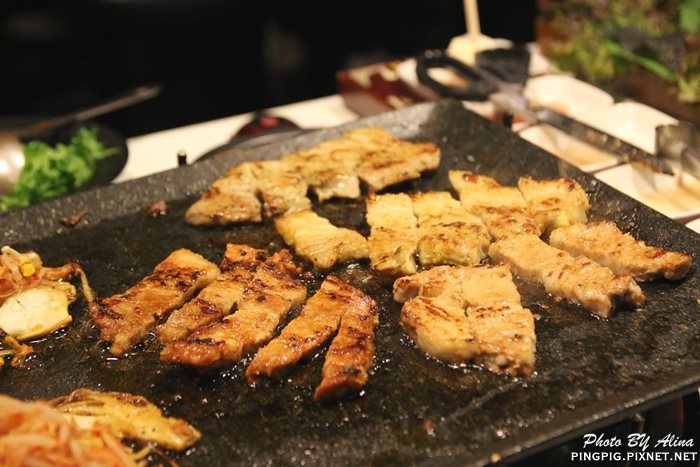 【首爾美食】新村八色烤肉｜一次滿足八種口味豬五花烤肉大餐