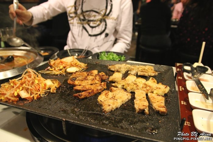 【首爾美食】新村八色烤肉｜一次滿足八種口味豬五花烤肉大餐