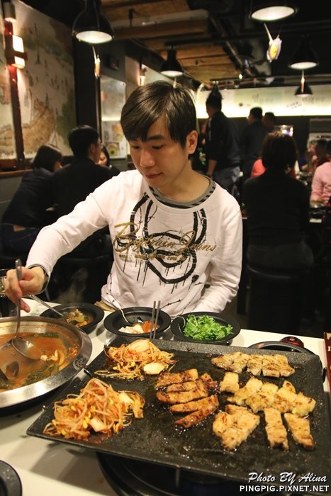 【首爾美食】新村八色烤肉｜一次滿足八種口味豬五花烤肉大餐
