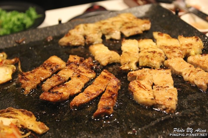 【首爾美食】新村八色烤肉｜一次滿足八種口味豬五花烤肉大餐