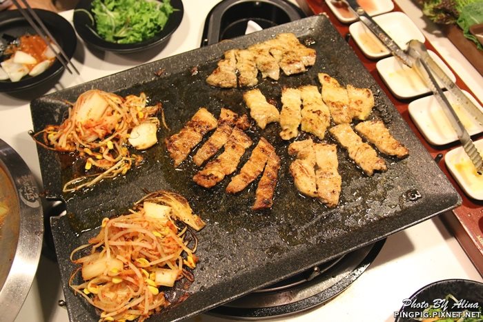 【首爾美食】新村八色烤肉｜一次滿足八種口味豬五花烤肉大餐