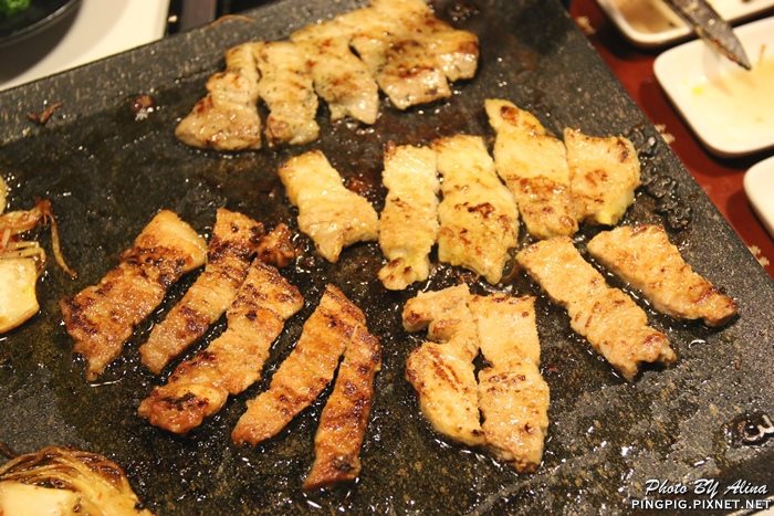 【首爾美食】新村八色烤肉｜一次滿足八種口味豬五花烤肉大餐