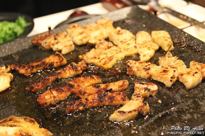 【首爾美食】新村八色烤肉｜一次滿足八種口味豬五花烤肉大餐