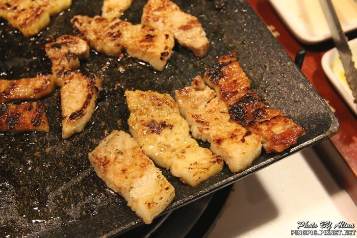 【首爾美食】新村八色烤肉｜一次滿足八種口味豬五花烤肉大餐
