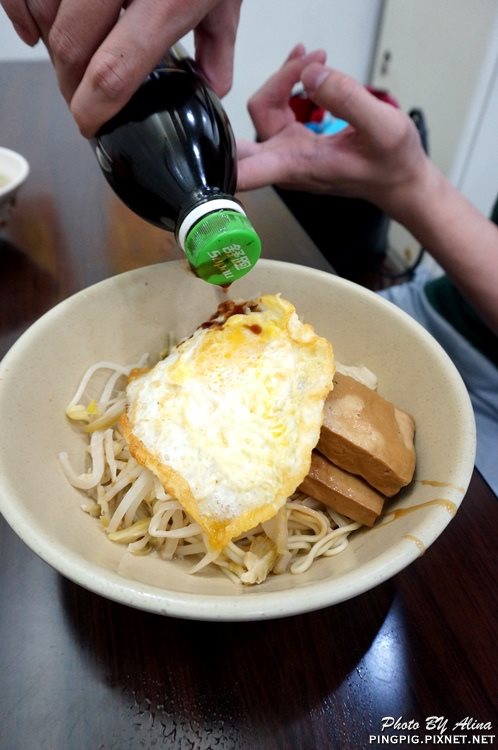 【台北美食】阿伯蛋包麵 東湖店|傳統古早味乾拌麵甜不辣 @Alina 愛琳娜 【台北美食】阿伯蛋包麵 東湖店|傳統古早味乾拌麵甜不辣 @Alina 愛琳娜