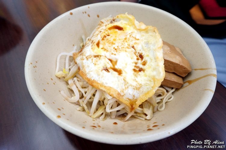 【台北美食】阿伯蛋包麵 東湖店|傳統古早味乾拌麵甜不辣 @Alina 愛琳娜 【台北美食】阿伯蛋包麵 東湖店|傳統古早味乾拌麵甜不辣 @Alina 愛琳娜