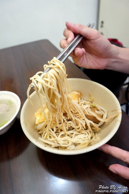 【台北美食】阿伯蛋包麵 東湖店｜傳統古早味乾拌麵甜不辣 @Alina 愛琳娜