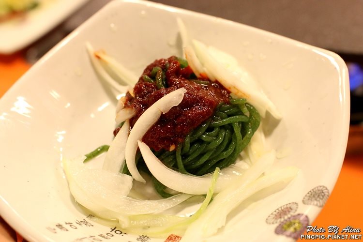 【首爾美食】明洞肉統領韓式烤肉|黑豬肉.韓牛烤肉與年糕結合 @Alina 愛琳娜 【首爾美食】明洞肉統領韓式烤肉|黑豬肉.韓牛烤肉與年糕結合 @Alina 愛琳娜