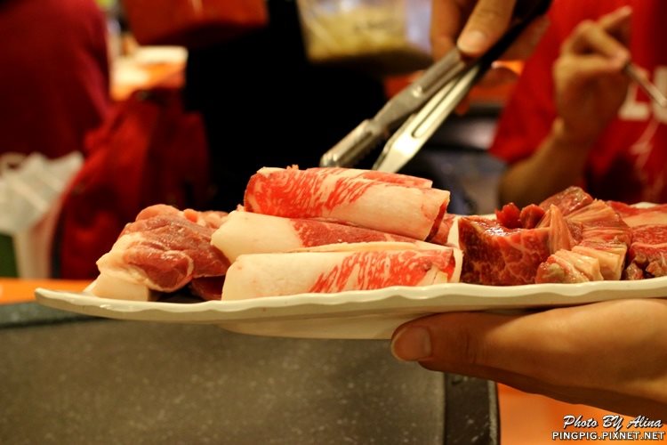【首爾美食】明洞肉統領韓式烤肉|黑豬肉.韓牛烤肉與年糕結合 @Alina 愛琳娜 【首爾美食】明洞肉統領韓式烤肉|黑豬肉.韓牛烤肉與年糕結合 @Alina 愛琳娜