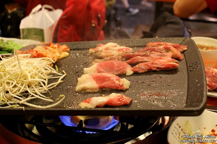 【首爾美食】明洞肉統領韓式烤肉|黑豬肉.韓牛烤肉與年糕結合 @Alina 愛琳娜 【首爾美食】明洞肉統領韓式烤肉|黑豬肉.韓牛烤肉與年糕結合 @Alina 愛琳娜