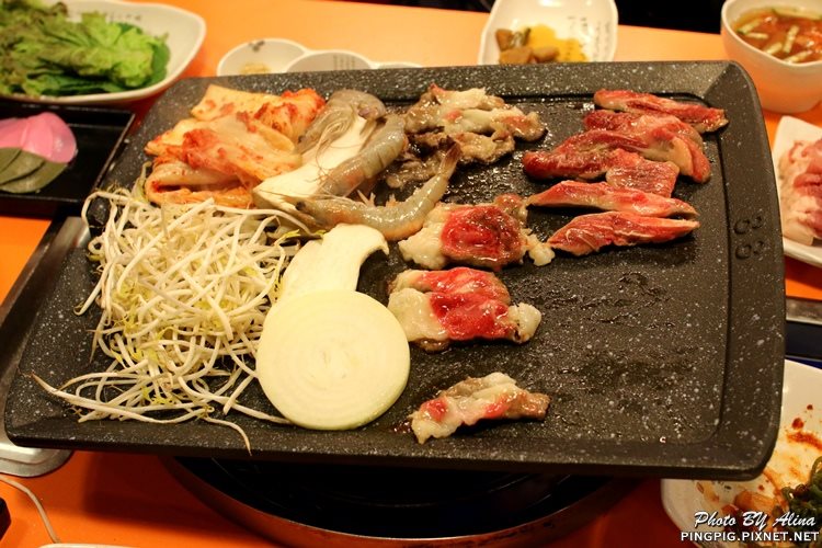 【首爾美食】明洞肉統領韓式烤肉|黑豬肉.韓牛烤肉與年糕結合 @Alina 愛琳娜 【首爾美食】明洞肉統領韓式烤肉|黑豬肉.韓牛烤肉與年糕結合 @Alina 愛琳娜
