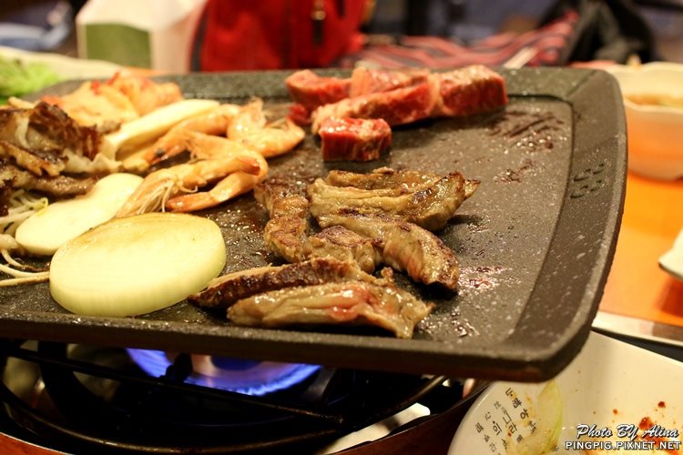 【首爾美食】明洞肉統領韓式烤肉|黑豬肉.韓牛烤肉與年糕結合 @Alina 愛琳娜 【首爾美食】明洞肉統領韓式烤肉|黑豬肉.韓牛烤肉與年糕結合 @Alina 愛琳娜