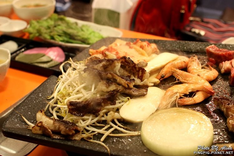 【首爾美食】明洞肉統領韓式烤肉|黑豬肉.韓牛烤肉與年糕結合 @Alina 愛琳娜 【首爾美食】明洞肉統領韓式烤肉|黑豬肉.韓牛烤肉與年糕結合 @Alina 愛琳娜