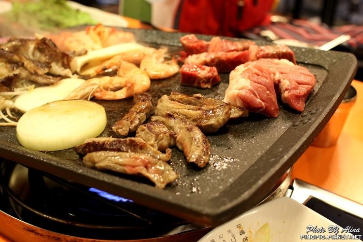 【首爾美食】明洞肉統領韓式烤肉|黑豬肉.韓牛烤肉與年糕結合 @Alina 愛琳娜 【首爾美食】明洞肉統領韓式烤肉|黑豬肉.韓牛烤肉與年糕結合 @Alina 愛琳娜